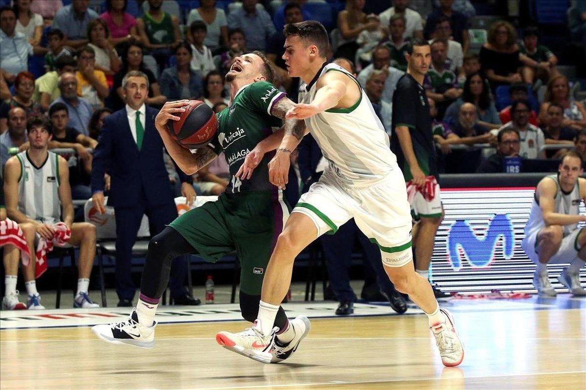 El base del Unicaja, Adams, pugna con el de la Penya, Dimitrijevic, por el control de un balón El base del Unicaja, Adams, pugna con el de la Penya, Dimitrijevic, por el control de un balón