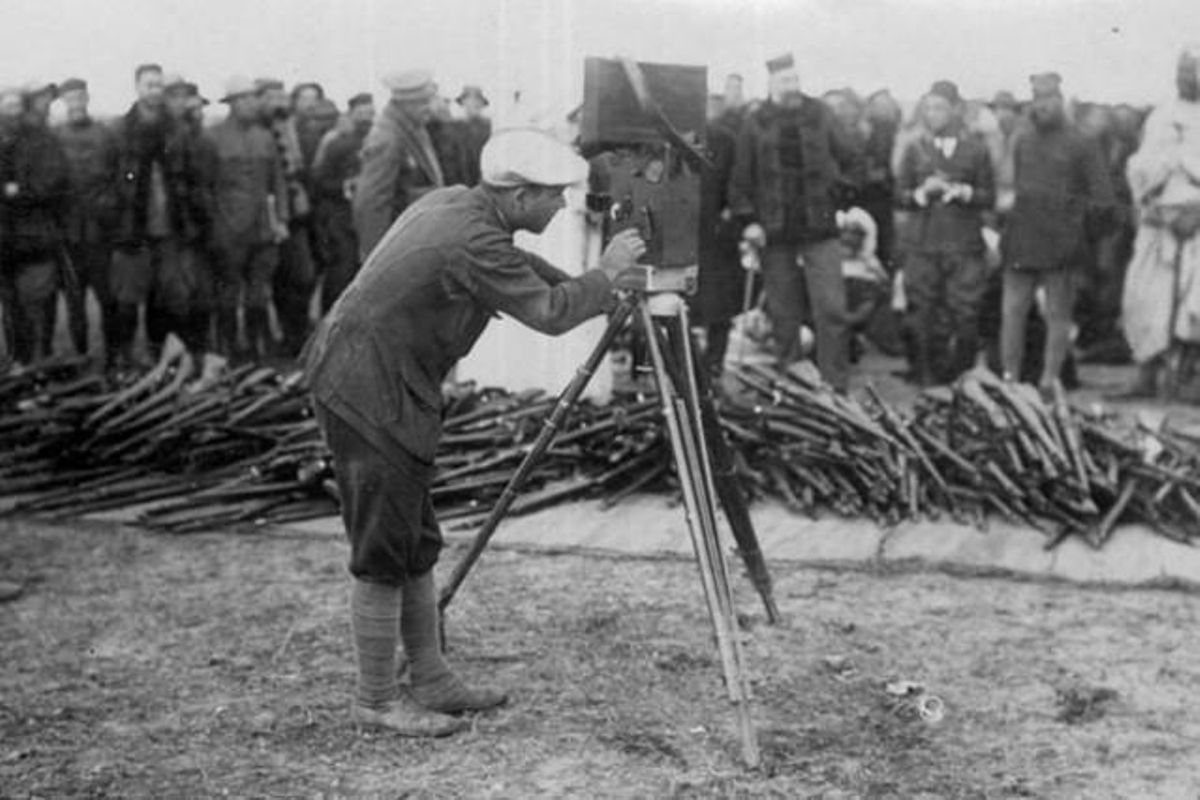 El corresponsal Josep Navarro filma la entrega de armas de los rebeldes en el zoco El Arbaa, al norte de Chauen, en 1922. El corresponsal Josep Navarro filma la entrega de armas de los rebeldes en el zoco El Arbaa, al norte de Chauen, en 1922.