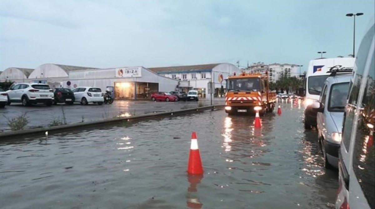 Calle de Ibiza inundada por el aguacero. Calle de Ibiza inundada por el aguacero.