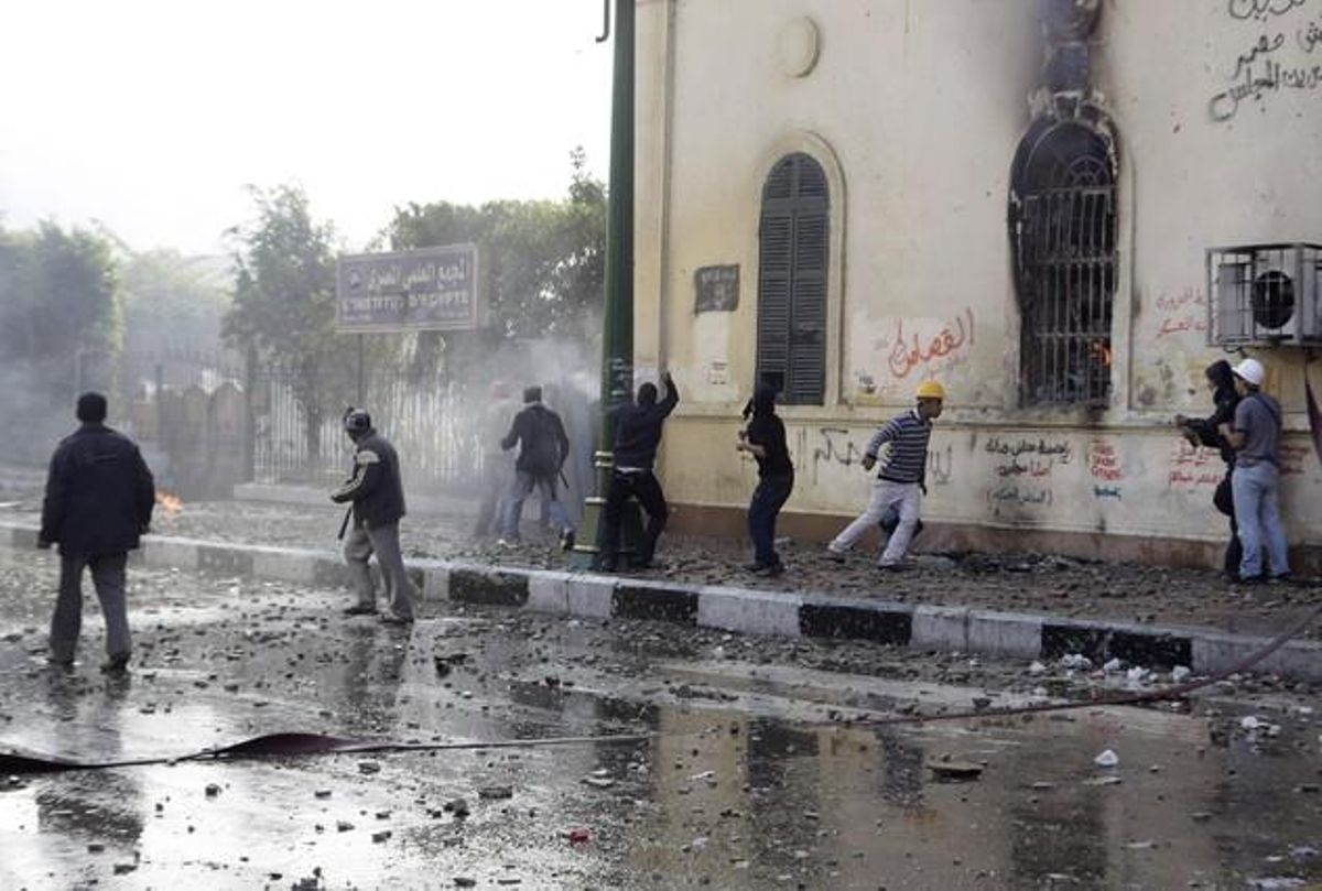 Los manifestantes lanzan piedras contra los soldados cerca de la plaza Tahrir. Los manifestantes lanzan piedras contra los soldados cerca de la plaza Tahrir.
