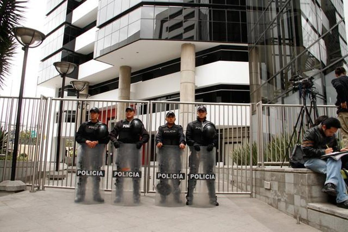 Agentes de policía protegen la Embajada del Reino Unido en Quito, el jueves. Agentes de policía protegen la Embajada del Reino Unido en Quito, el jueves.