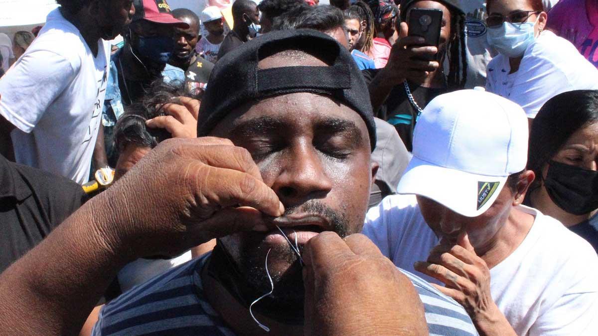 Migrantes se cosen los labios en México como forma de protesta por no poder  entrar en Estados Unidos | VÍDEO