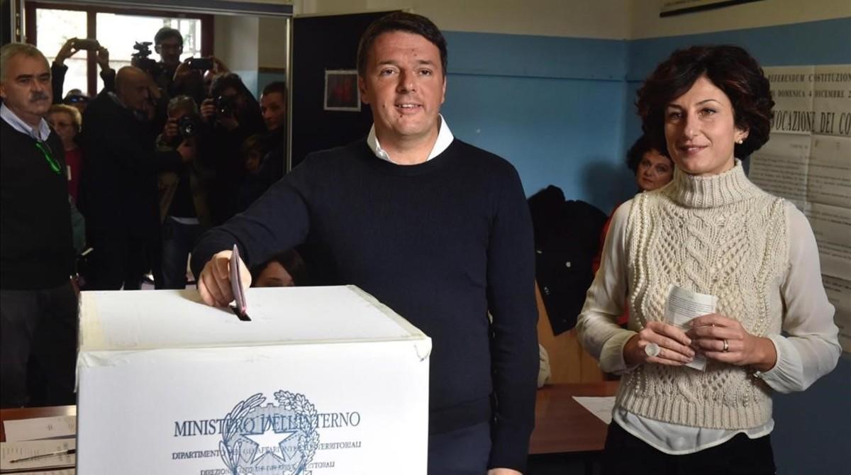 Renzi y su mujer, Agnese, votan en Pontassieve, cerca de Florencia, donde el ’premier’ ejerció como alcalde. Renzi y su mujer, Agnese, votan en Pontassieve, cerca de Florencia, donde el ’premier’ ejerció como alcalde.