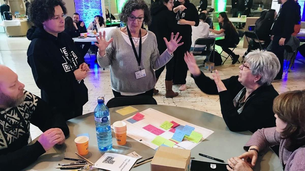 Varios participantes de uno de los 30 grupos del EDhack Raval. Varios participantes de uno de los 30 grupos del EDhack Raval.
