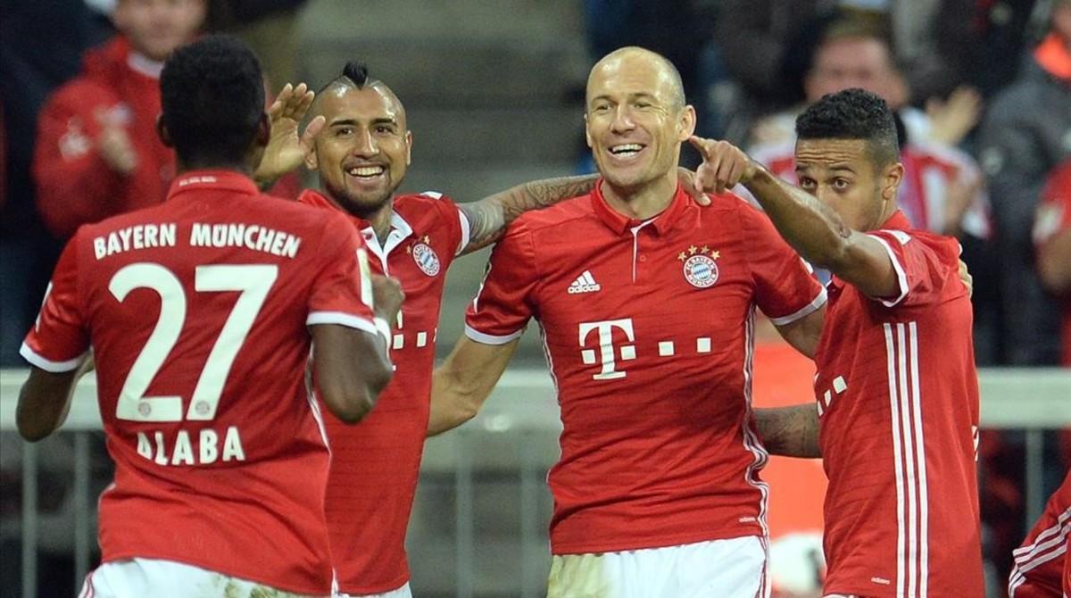 Robben celebra su gol junto a Alaba, Vidal y Thiago, este miércoles en el Allianz Arena.