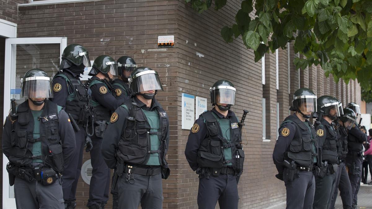 Un grupo de guardias civiles custodian, el domingo, la puerta de un CAP de Sant Andreu de la Barca que fue un punto de votación del referéndum.