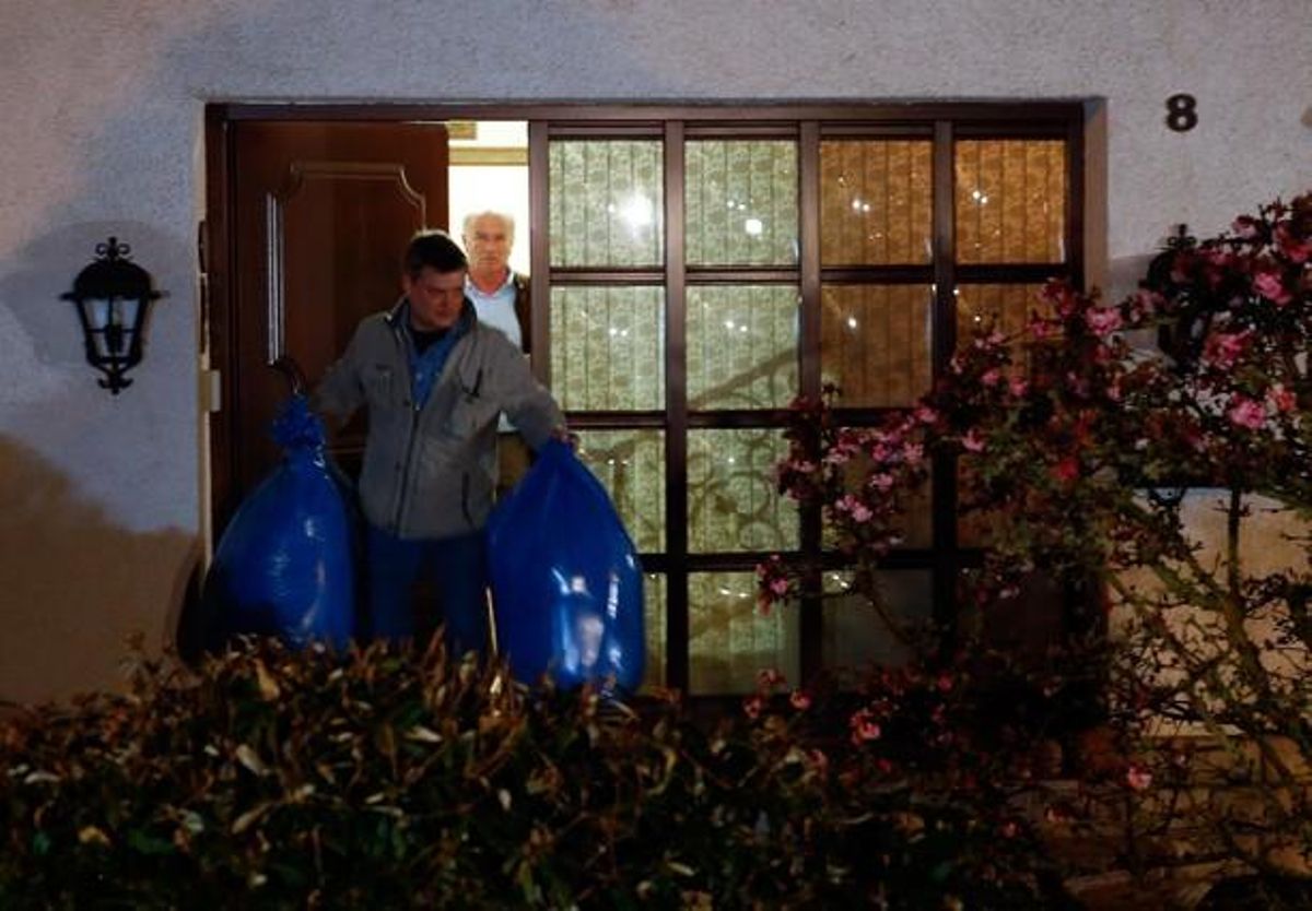 La policía alemana también inspeccionó la casa de los padres de Lubitz en Montabaur. La policía alemana también inspeccionó la casa de los padres de Lubitz en Montabaur.