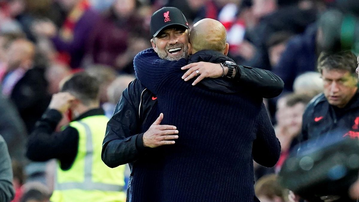 Klopp y Guardiola, de espaldas, se felicitan al final del encuentro. Klopp y Guardiola, de espaldas, se felicitan al final del encuentro.