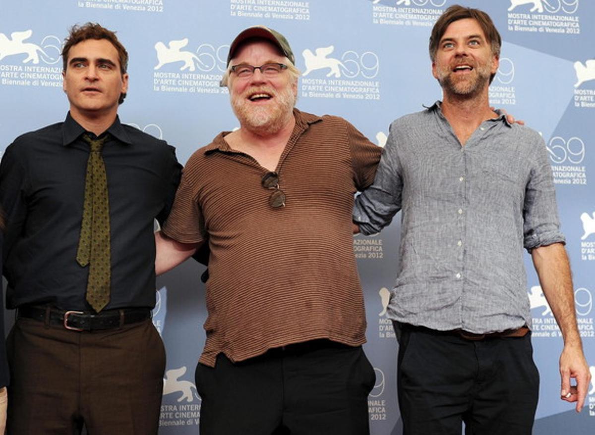 De izquierda a derecha, Joaquin Phoenix, Philip Seymour Hoffman y Paul Thomas Anderson posan en Venecia en septiembre del 2012.