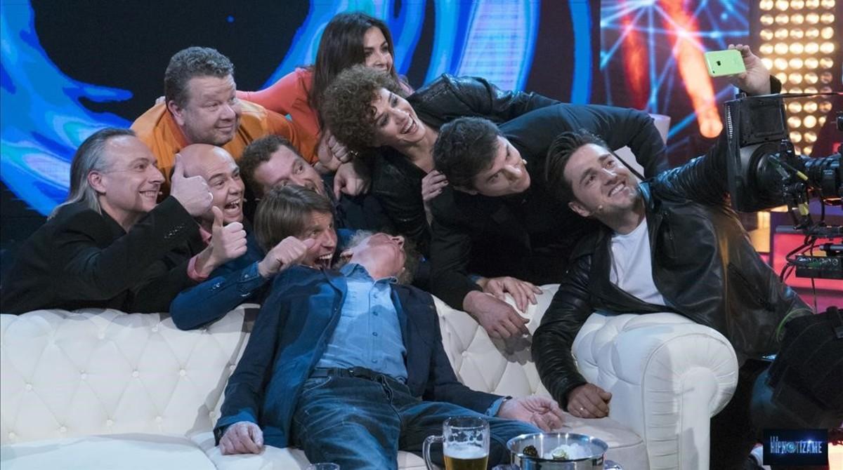 Los invitados al programa sobre hipnosis de Antena 3, en un divertido del programa en el que posan para un ’selfie’. Los invitados al programa sobre hipnosis de Antena 3, en un divertido del programa en el que posan para un ’selfie’.