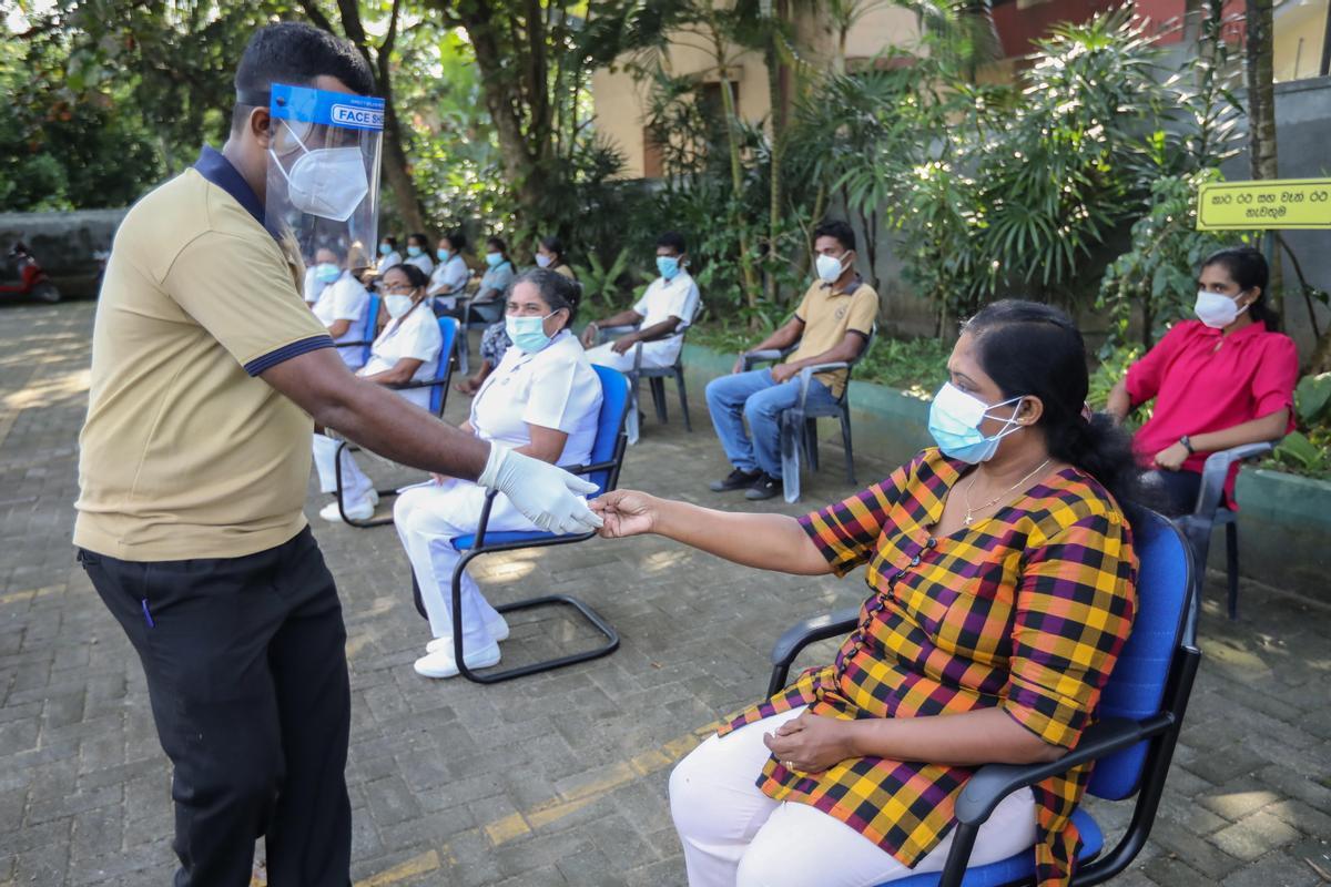Sanitarios de Sri Lanka participan en un ensayo sobre el procedimiento de vacunación este sábado en Colombo