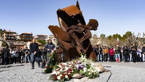 Homenaje a los tres geólogos muertos en la mina de Súria, junto al monumento al minero de la localidad.
