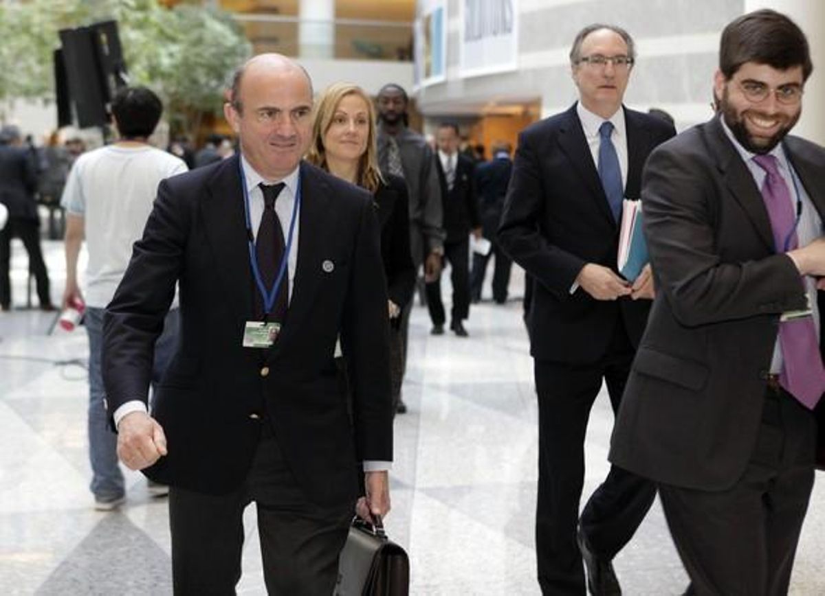 Luis de Guindos, tras salir de la reunión del FMI y del Banco Mundial, el sábado en Washington. Luis de Guindos, tras salir de la reunión del FMI y del Banco Mundial, el sábado en Washington.