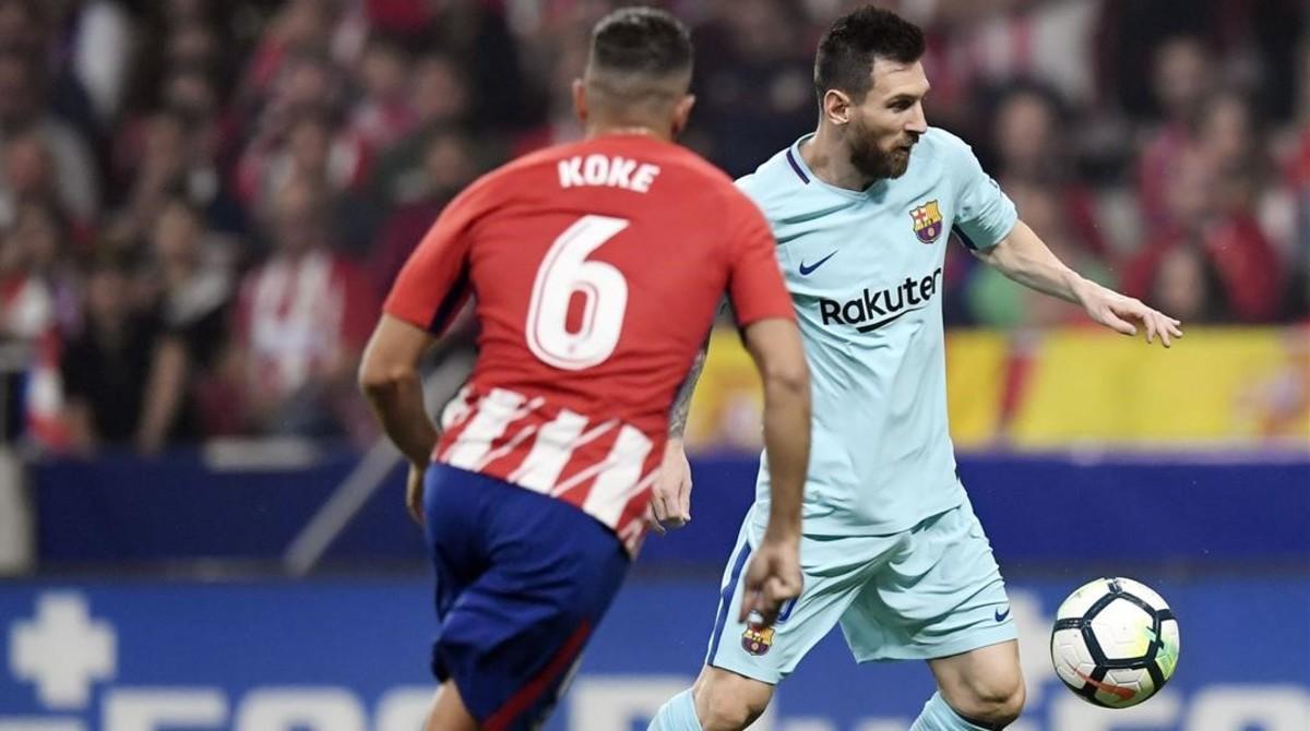 Messi controla un balón ante la presencia de Koke. 