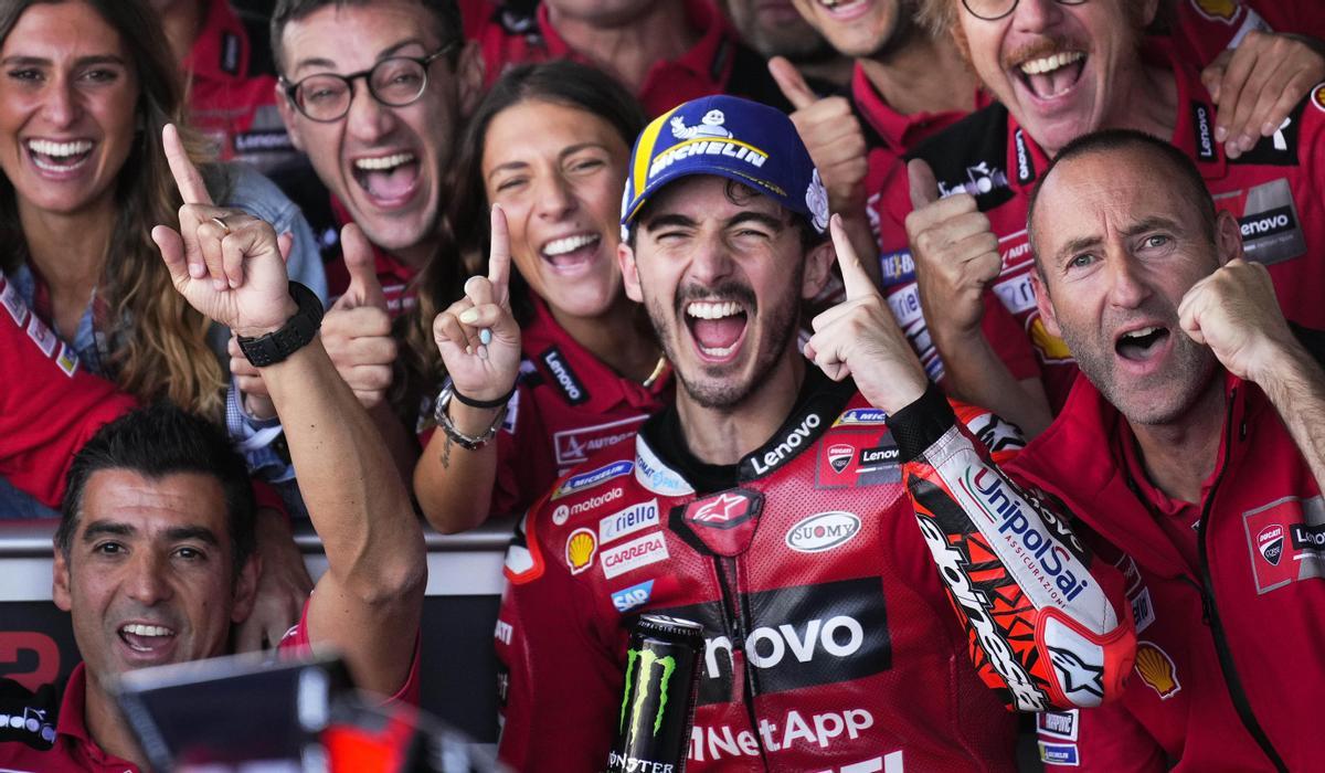 ’Pecco’ Bagnaia celebra, hoy, en Silverstone, su triunfo con todo el equipo Ducati.