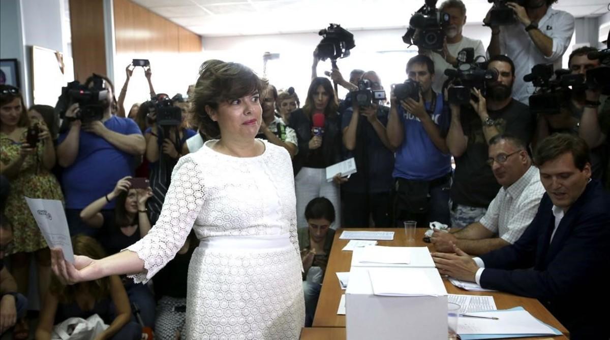 Soraya Sáenz de Santamaría vota en su sede electoral.
