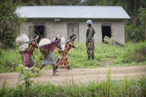 Mujeres en Beni, en el este de la República Democrática de Congo, observadas por un soldado de la ONU.