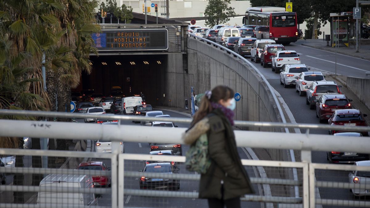 Retenciones en la Ronda de Dalt el 3 de diciembre, el jueves anterior al puente de la Constitución. Retenciones en la Ronda de Dalt el 3 de diciembre, el jueves anterior al puente de la Constitución.