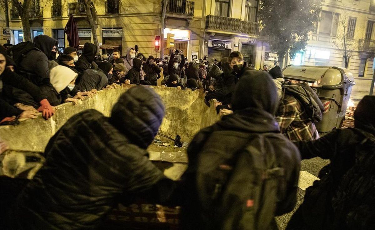 Disturbios en el tercer día de protestas por el encarcelamiento del rapero Pablo Hasél. En la foto, barricadas en la calle de Aragó con Bailén. Disturbios en el tercer día de protestas por el encarcelamiento del rapero Pablo Hasél. En la foto, barricadas en la calle de Aragó con Bailén.