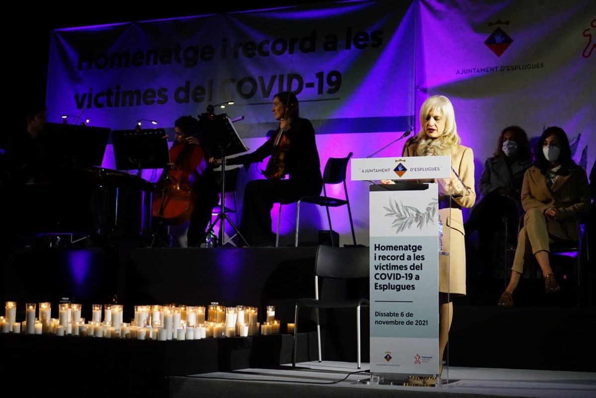 La alcaldesa, Pilar Díaz, en el acto conmemorativo en recuerdo de las víctimas del covid-19 en Esplugues La alcaldesa, Pilar Díaz, en el acto conmemorativo en recuerdo de las víctimas del covid-19 en Esplugues