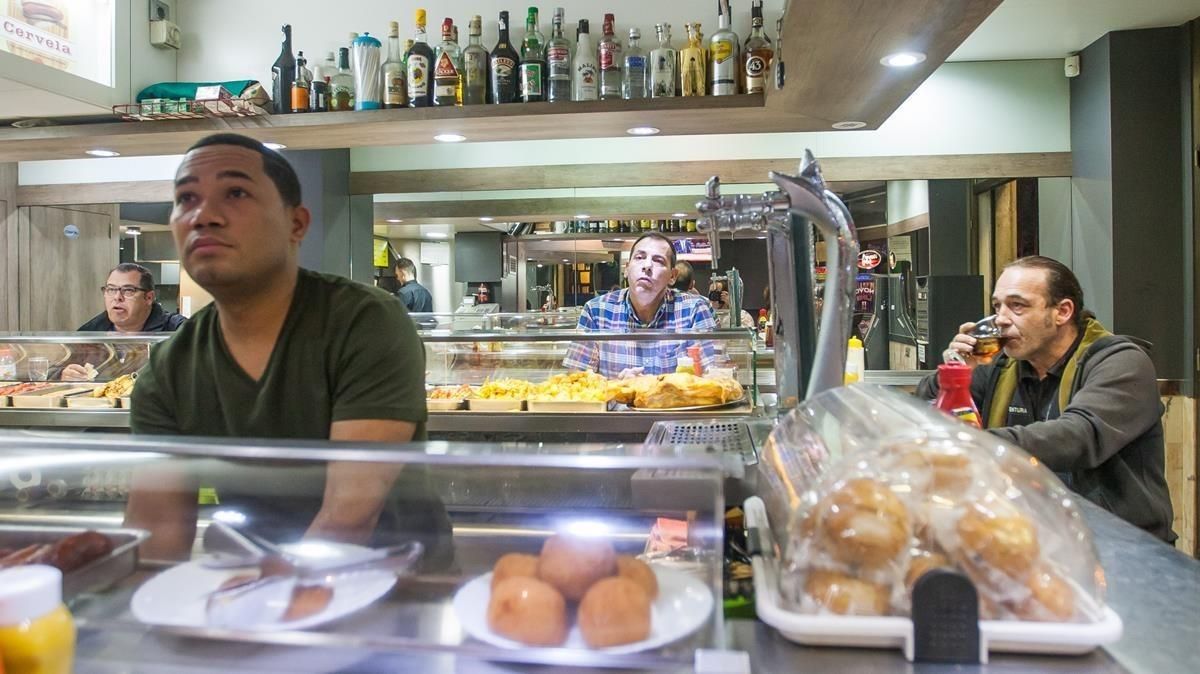 Clientes siguen la declaración de independencia de Carles Puigdemont en el Bar Frankfurt La Cabaña, regentado por gallegos, en Barcelona. Clientes siguen la declaración de independencia de Carles Puigdemont en el Bar Frankfurt La Cabaña, regentado por gallegos, en Barcelona.