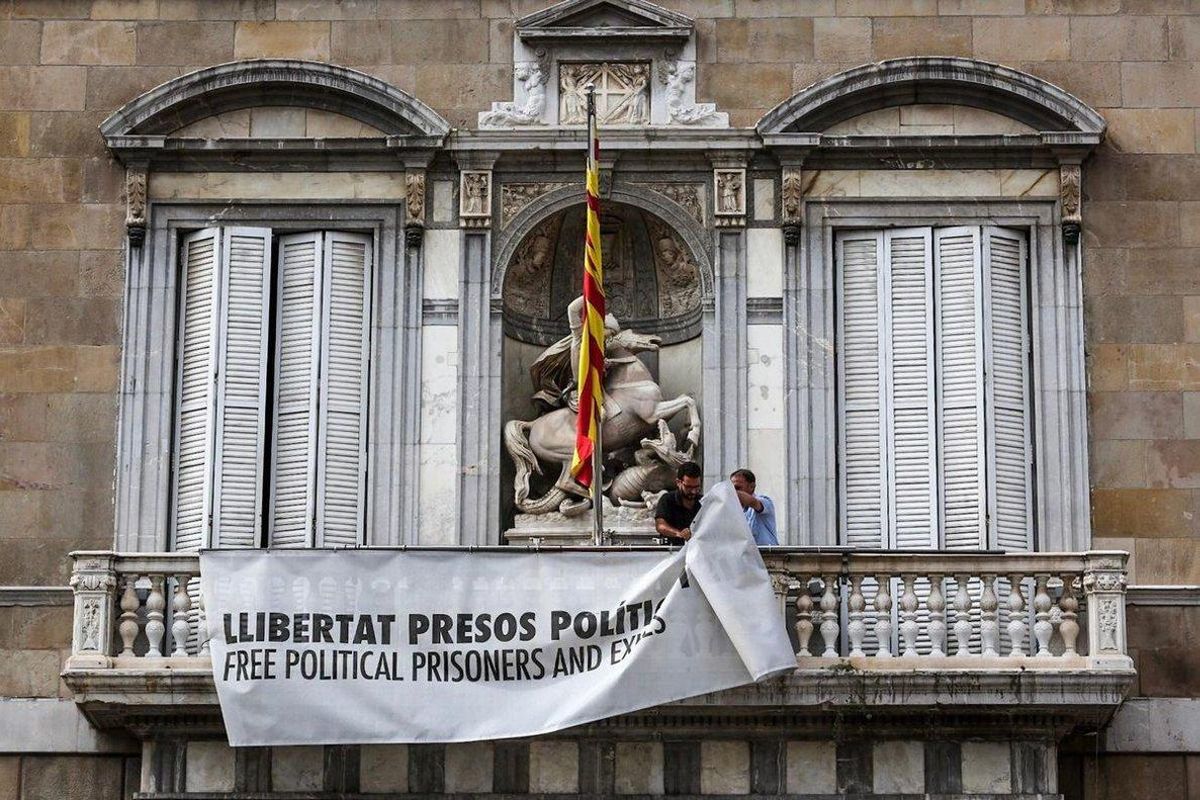Dos trabajadores de la Generalitat retiran la pancarta. Dos trabajadores de la Generalitat retiran la pancarta.