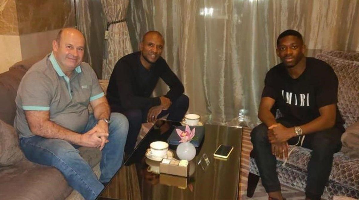 Óscar Grau y Eric Abidal, junto a Ousmane Dembélé, a quien visitaron horas antes de reunirse con Xavi Hernández en Doha (Catar) Óscar Grau y Eric Abidal, junto a Ousmane Dembélé, a quien visitaron horas antes de reunirse con Xavi Hernández en Doha (Catar)
