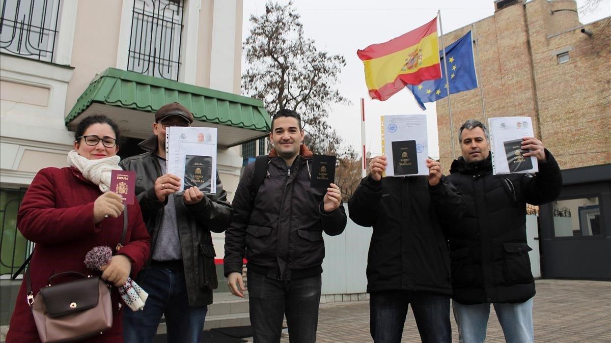Familias españolas frente al consulado de Kiev, esperando que se legalice la situación de los niños adquiridos por gestación subrogada.