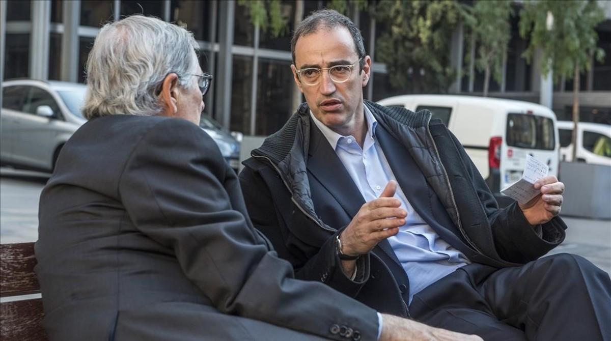 Antoni Vives charla con Xavier Trias en la plaza de Sant Miquel.