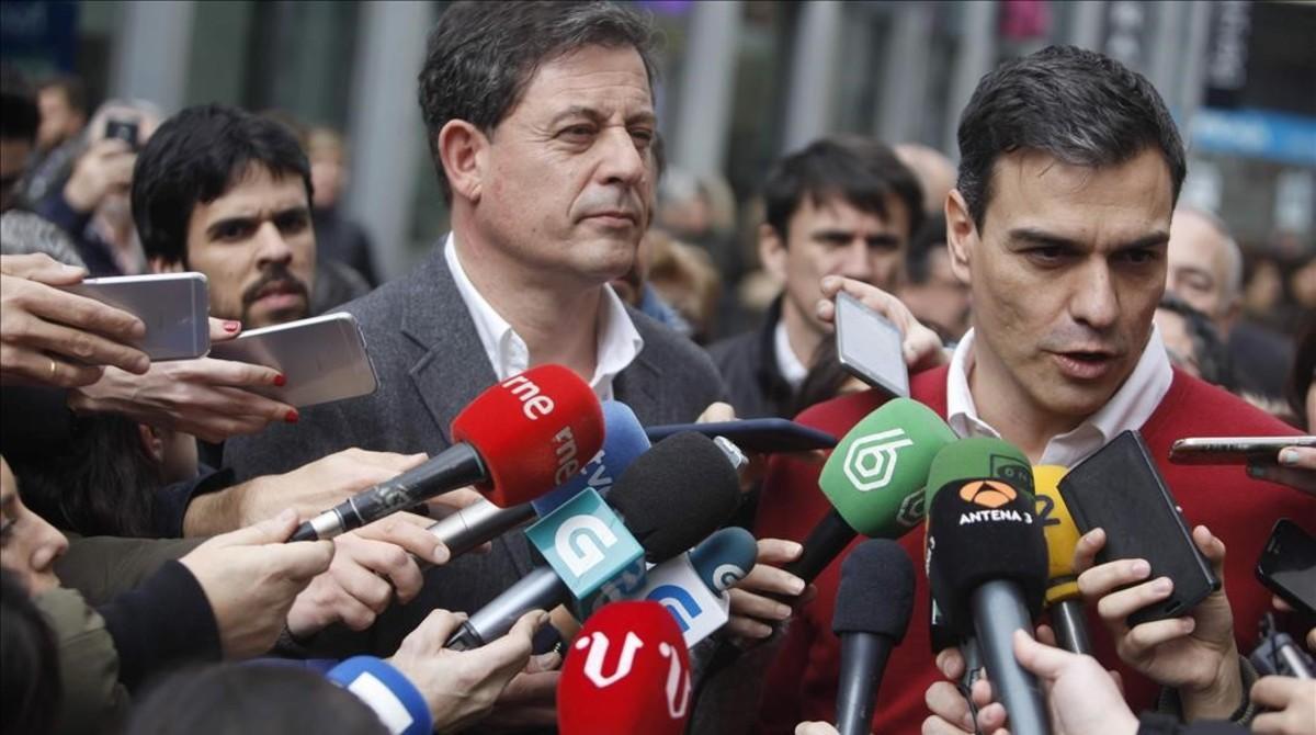 El secretario general del PSOE, Pedro Sánchez, junto al líder de los socialistas gallegos, José Ramón Gómez Besteiro, el pasado jueves en A Coruña.