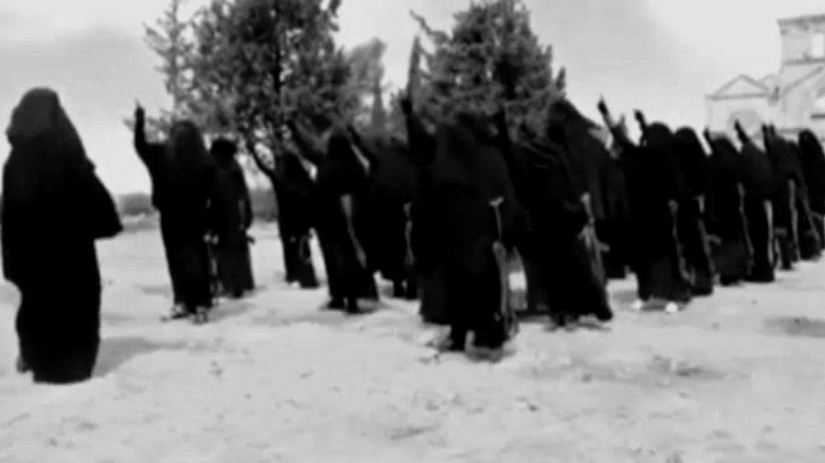 Un grupo de mujeres recibe formación militar en un campo de entrenamiento en Siria.