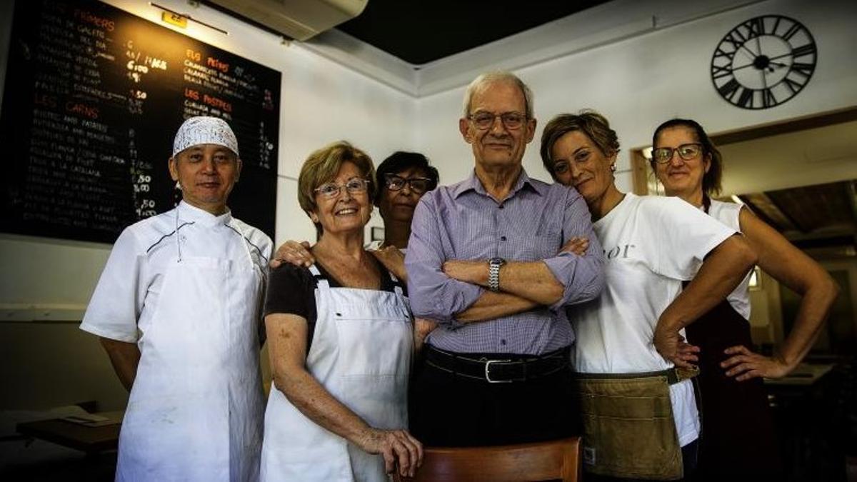 El equipo de el restaurante Sant Joan, con los fundadores, Joan Basart y Gloria Catalán, al frente y la hija de ambos (derecha), Glòria Basart, este viernes, último día en que han servido platos.