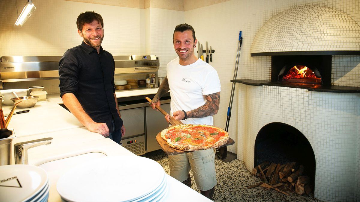 Antonello Belardo y Alessandro Signore, con una pizza recién sacada del horno. Antonello Belardo y Alessandro Signore, con una pizza recién sacada del horno.