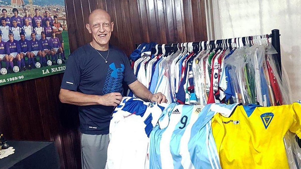 Dertycia, exjugador del Cádiz, Tenerife y Albacete en los años 90, muestra para EL PERIÓDICO su colección de camisetas en su casa de San Antonio de Arredondo, en Argentina. Dertycia, exjugador del Cádiz, Tenerife y Albacete en los años 90, muestra para EL PERIÓDICO su colección de camisetas en su casa de San Antonio de Arredondo, en Argentina.
