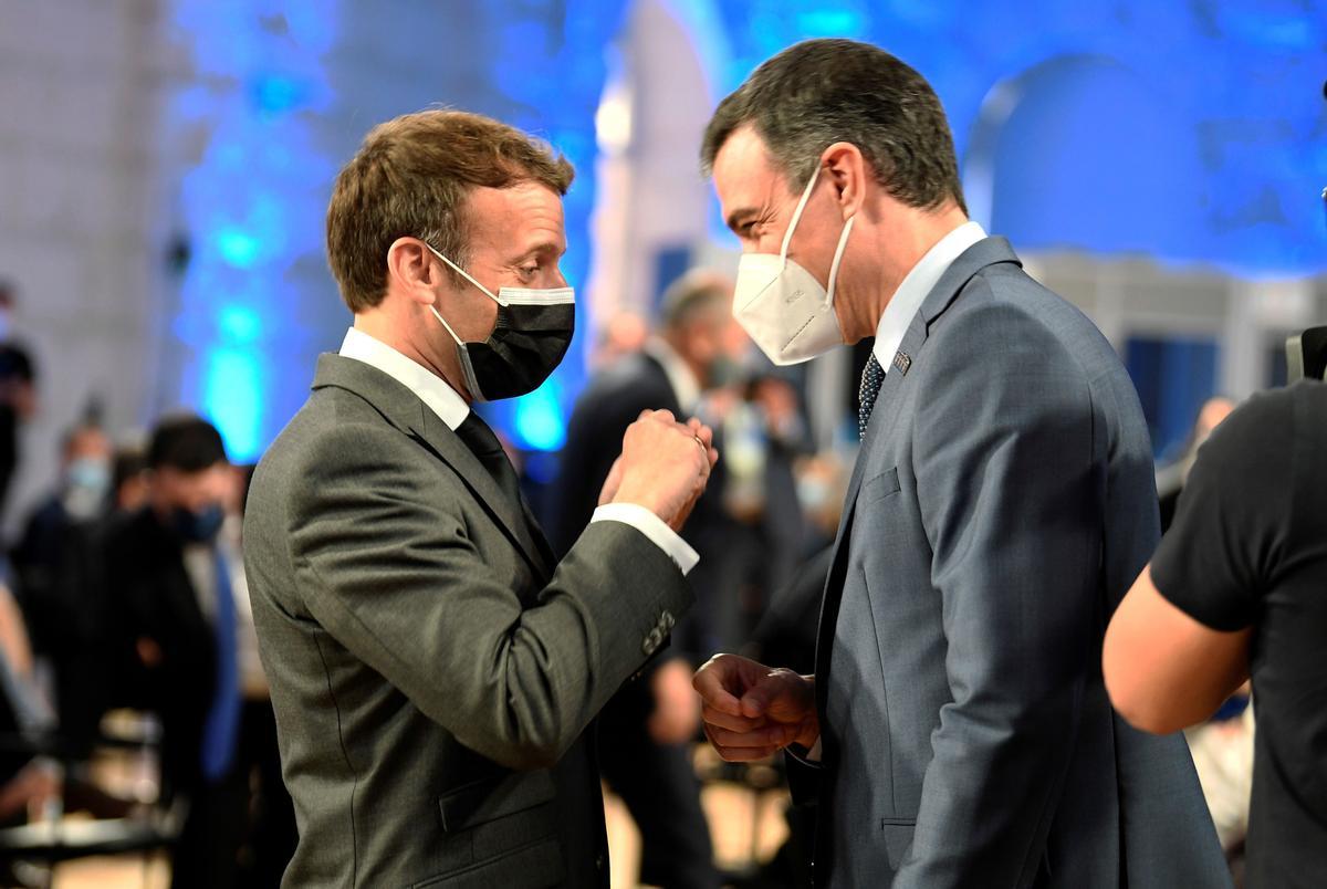 Pedro Sánchez y Emmanuel Macron hablan tras la cumbre de líderes europeos. 