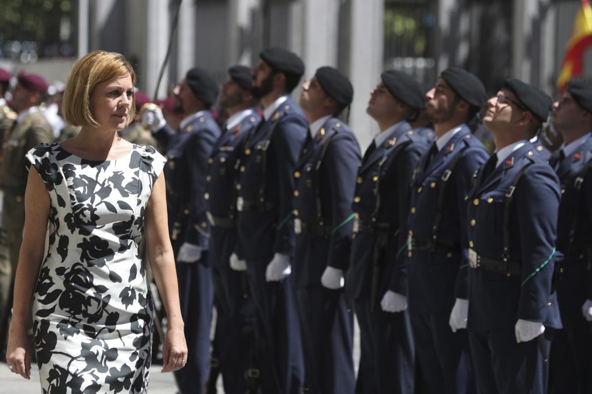La titular de Defensa, María Dolores de Cospedal, el pasado julio, pasa revista durante un acto para celebrar el 40º aniversario de la creación del ministerio. La titular de Defensa, María Dolores de Cospedal, el pasado julio, pasa revista durante un acto para celebrar el 40º aniversario de la creación del ministerio.