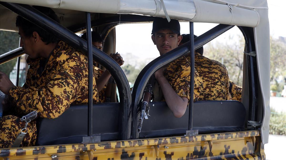 Soldados hutís patrullan en un vehículo por las calles de Sana, este lunes.
