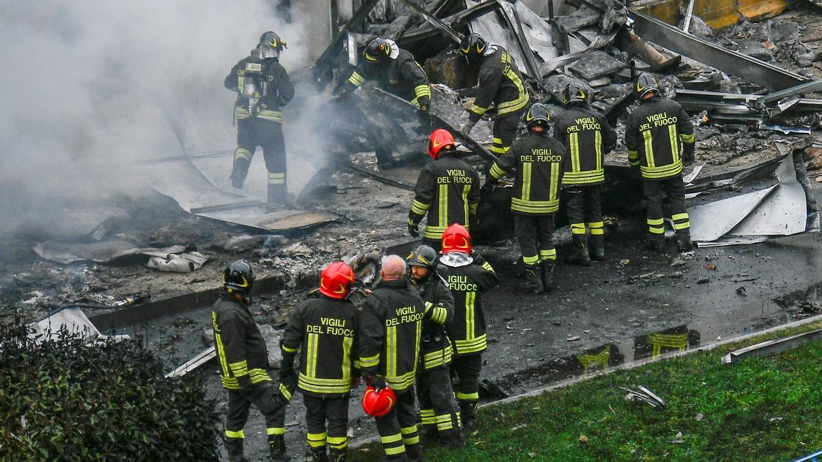 Mueren 8 personas al estrellarse un avión contra un edificio cerca de Milán
