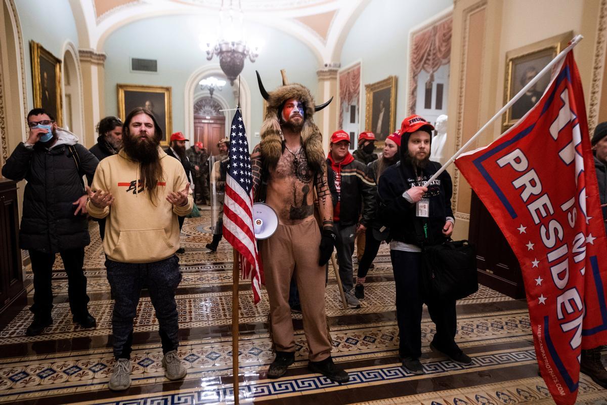 Un grupo de seguidores de Trump, durante el asalto, en uno de los pasillos del Capitolio.