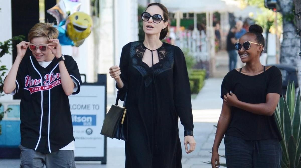 Angelina Jolie con sus hijos Shiloh y Zahara en Los Ángeles. Angelina Jolie con sus hijos Shiloh y Zahara en Los Ángeles.