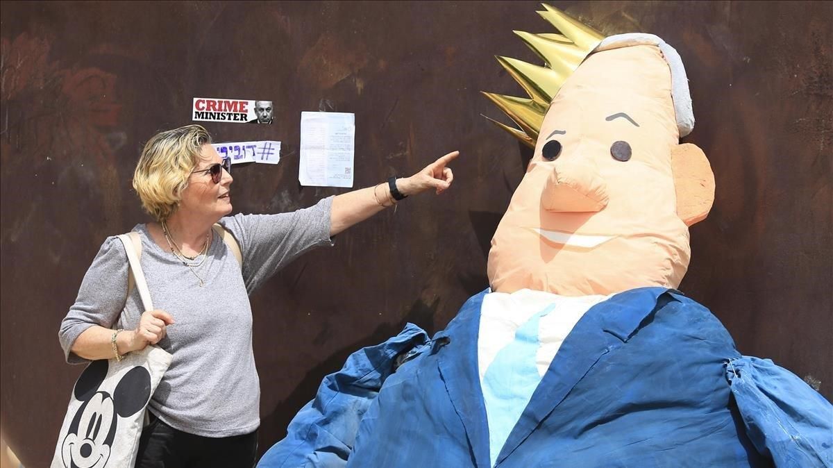 Una mujer señala a un muñeco de Benjamín Netanyahu en Tel Aviv (Israel). Una mujer señala a un muñeco de Benjamín Netanyahu en Tel Aviv (Israel).