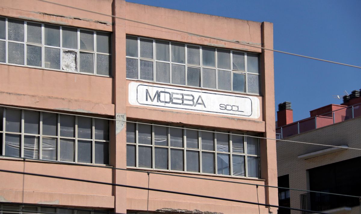 Fachada de la antigua fábrica Mobba de Badalona. Fachada de la antigua fábrica Mobba de Badalona.