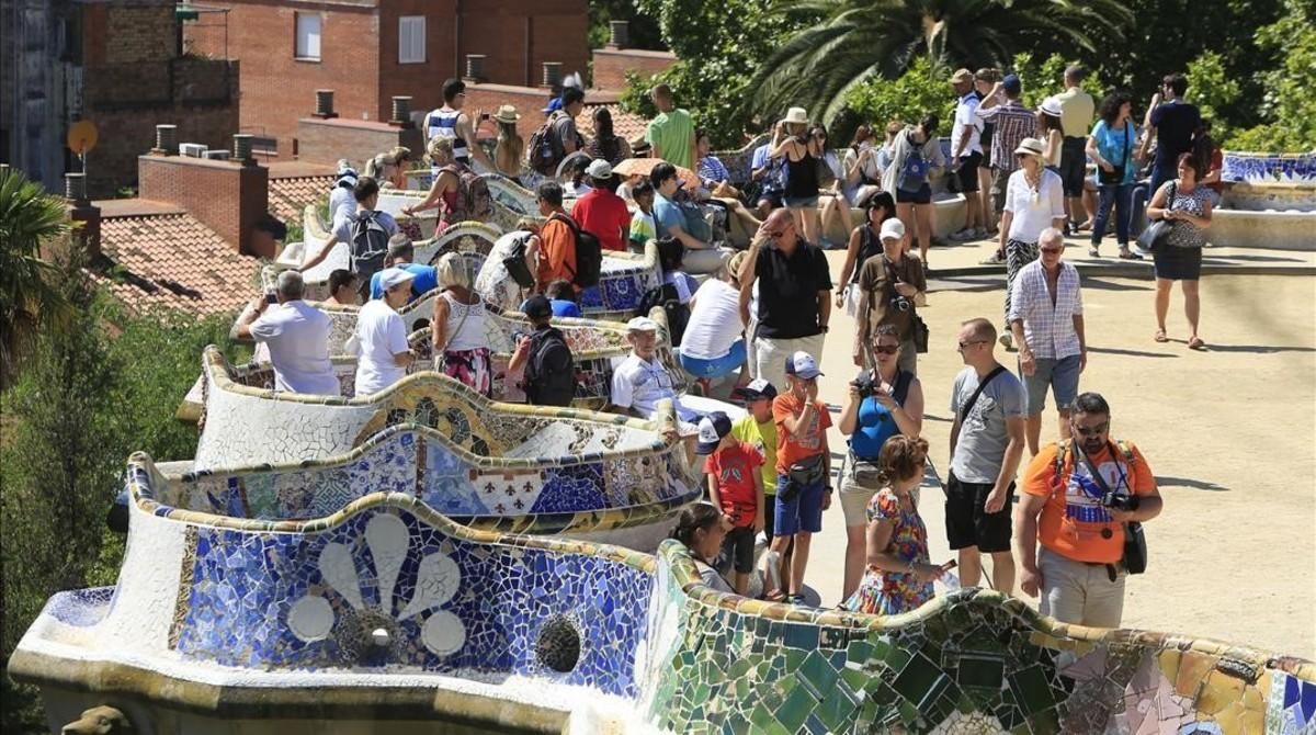 Imagen de archivo del Park Güell con numerosos turistas Imagen de archivo del Park Güell con numerosos turistas