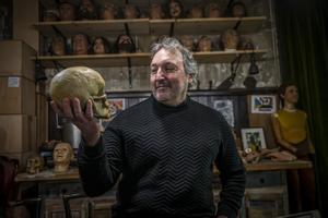 Carlos Zanón, en las bambalinas del Museo de Cera de Barcelona, donde ha presentado la programación de BCNegra 2023.