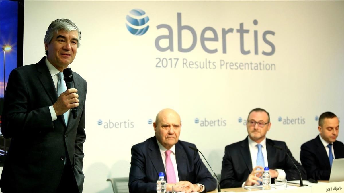 El consejero saliente de Abertis, Francisco Reynes, se despide del cargo en presencia del nuevo director general, José Alfaro (segundo por la derecha) y otros altos cargos de la compañía. El consejero saliente de Abertis, Francisco Reynes, se despide del cargo en presencia del nuevo director general, José Alfaro (segundo por la derecha) y otros altos cargos de la compañía.