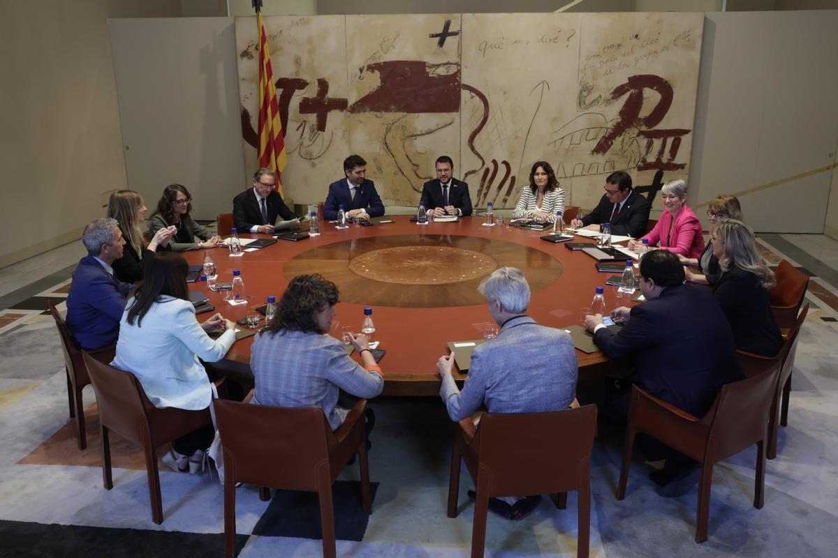 El Consell Executiu, reunido en el Palau de la Generalitat.