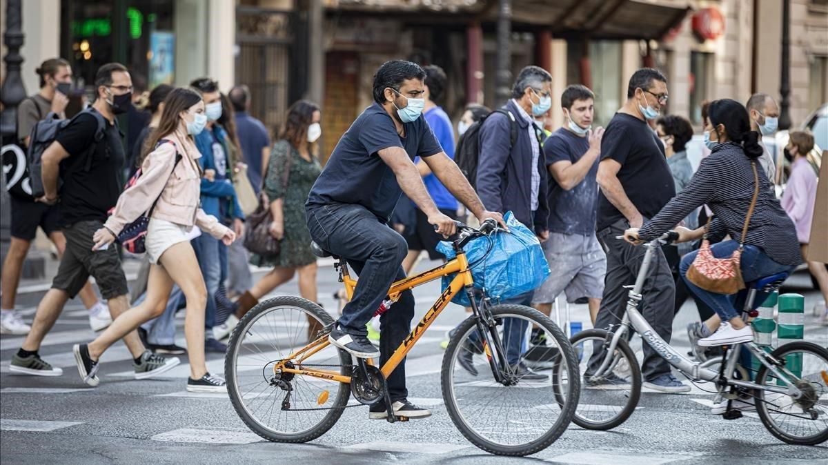Peatones y ciclistas se cruzan este jueves en el centro de València Peatones y ciclistas se cruzan este jueves en el centro de València
