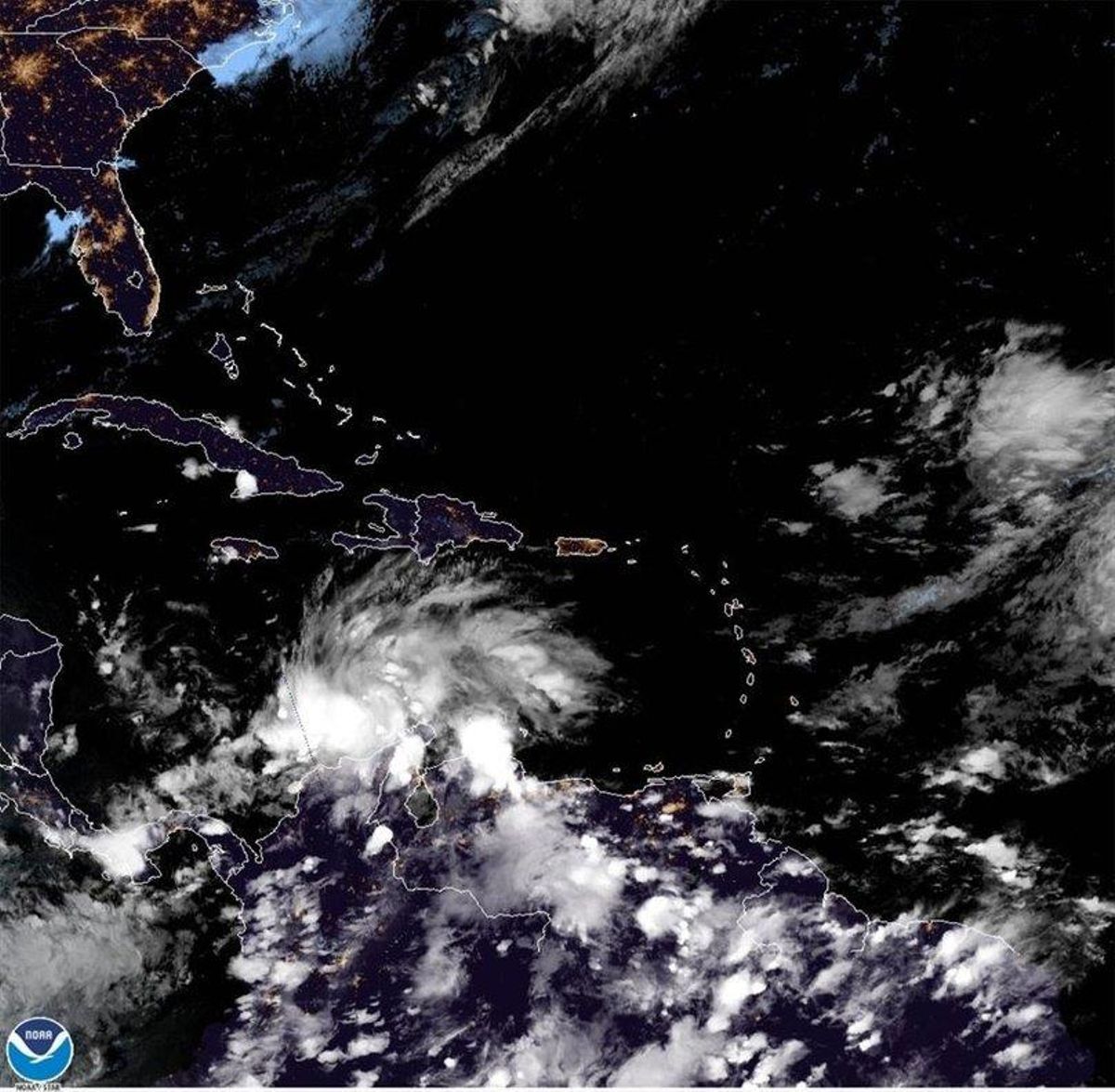 Fotografía satelital de la tormenta tropical Iota en Centroamérica. Fotografía satelital de la tormenta tropical Iota en Centroamérica.