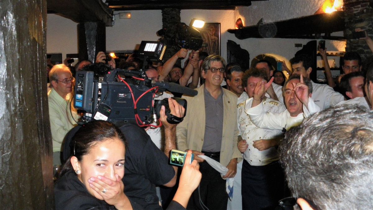 Ferran Adrià y Juli Soler, con todo el equipo de El Bulli, celebran la aparición del último plato. Ferran Adrià y Juli Soler, con todo el equipo de El Bulli, celebran la aparición del último plato.