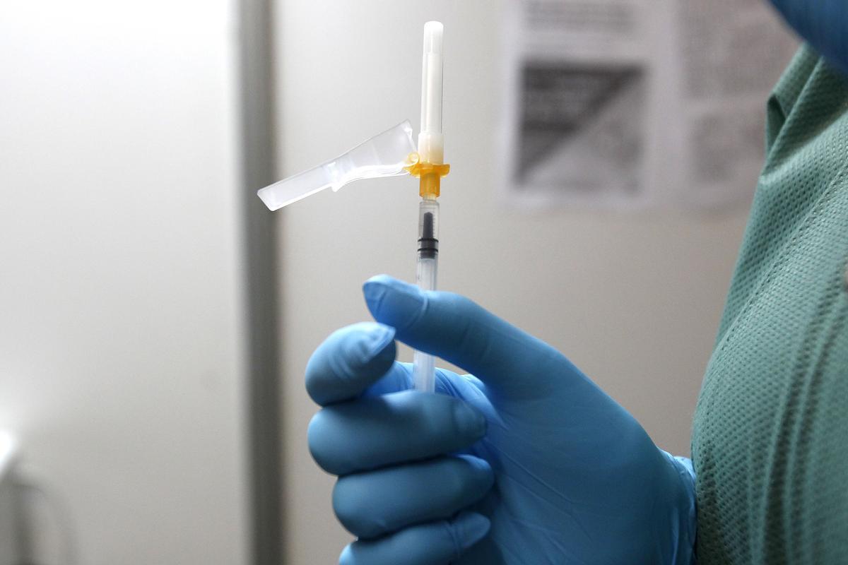 Una sanitaria sostiene una jeringuilla con la vacuna contra el covid-19.